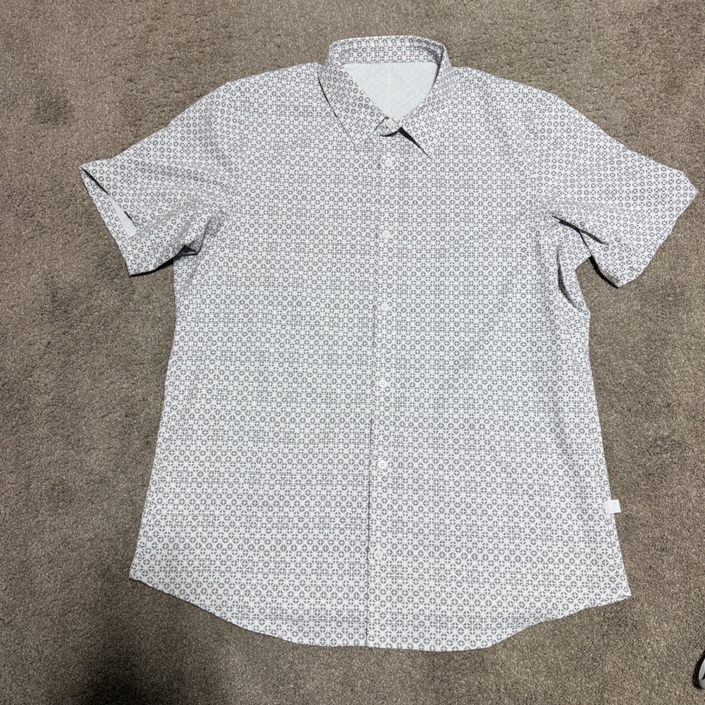 Lululemon Mens Short Sleeve Button Down Shirt Grey White Geometric Print XL